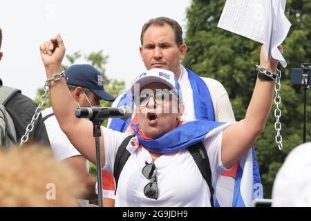 Washington, USA. Juli 2021. Hunderte kubaner im ganzen Land versammeln sich im Lafayette Park, um Präsident Biden zu bitten, humanitäre Hilfe und militärische Intervention in Kuba zu leisten, während einer Kundgebung über die Freiheit für Kuba heute am 26. Juli 2021 vor dem Weißen Haus in Washington DC, USA. (Foto von Lenin Nolly/Sipa USA) Quelle: SIPA USA/Alamy Live News Stockfoto