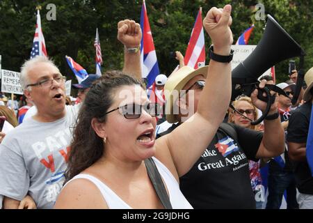 Washington, USA. Juli 2021. Hunderte kubaner im ganzen Land versammeln sich im Lafayette Park, um Präsident Biden zu bitten, humanitäre Hilfe und militärische Intervention in Kuba zu leisten, während einer Kundgebung über die Freiheit für Kuba heute am 26. Juli 2021 vor dem Weißen Haus in Washington DC, USA. (Foto von Lenin Nolly/Sipa USA) Quelle: SIPA USA/Alamy Live News Stockfoto