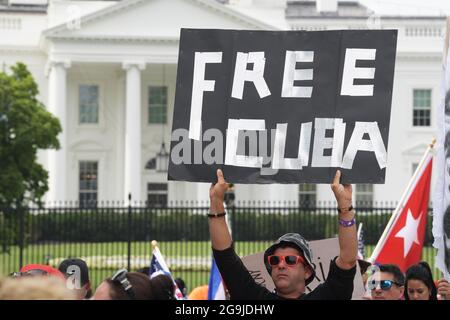 Washington, USA. Juli 2021. Hunderte kubaner im ganzen Land versammeln sich im Lafayette Park, um Präsident Biden zu bitten, humanitäre Hilfe und militärische Intervention in Kuba zu leisten, während einer Kundgebung über die Freiheit für Kuba heute am 26. Juli 2021 vor dem Weißen Haus in Washington DC, USA. (Foto von Lenin Nolly/Sipa USA) Quelle: SIPA USA/Alamy Live News Stockfoto