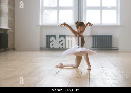 Kleine Ballerina in Tutu Kleid üben Ballett im Tanzstudio Stockfoto