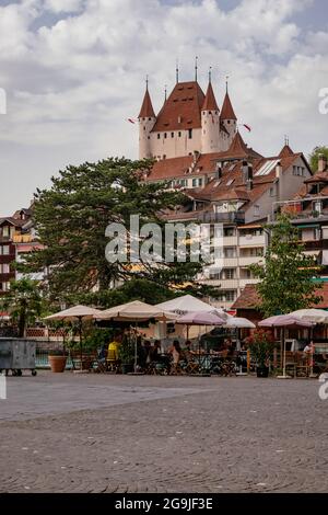 Schloss Thun dominiert die Skyline der Stadt (Schweiz), Schweizer Kanton Bern. Es wurde im 12. Jahrhundert erbaut und ist ein Kulturerbe Stockfoto