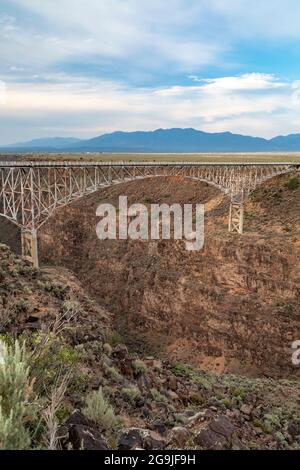 Taos, New Mexico - die Rio Grande Groge Bridge führt über den US Highway 64 sechshundert Meter über dem Rio Grande. Stockfoto