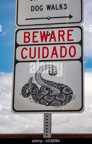 San Antonio, New Mexico - EIN Schild an einer Raststelle auf der Interstate 25 warnt Reisende davor, sich vor Klapperschlangen zu hüten. Stockfoto