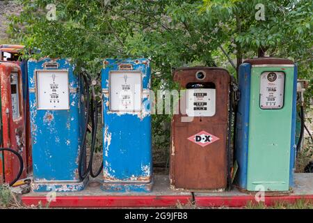 Embudo, New Mexico - das Classical Gas Museum, eine Sammlung antiker Gaspumpen und anderer Artefakte aus dem amerikanischen Straßenrand. Die Sammlung ist das Werk Stockfoto