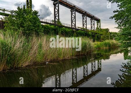 Landschaftspark Duisburg Nord, Promenade entlang der Alten Emscher, Renaturierung, NRW, Deutschland Stockfoto