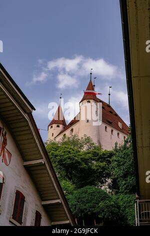 Schloss Thun dominiert die Skyline der Stadt (Schweiz), Schweizer Kanton Bern. Es wurde im 12. Jahrhundert erbaut und ist ein Kulturerbe Stockfoto