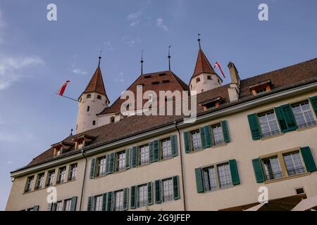 Schloss Thun dominiert die Skyline der Stadt (Schweiz), Schweizer Kanton Bern. Es wurde im 12. Jahrhundert erbaut und ist ein Kulturerbe Stockfoto