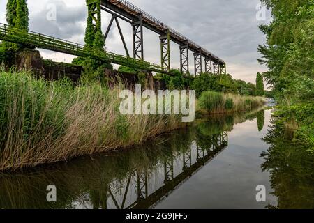 Landschaftspark Duisburg Nord, Promenade entlang der Alten Emscher, Renaturierung, NRW, Deutschland Stockfoto