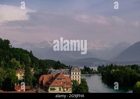 Luftpanorama -Thun, Schweiz. Stadtbild, wunderschöne Gebäude am Flussufer der Altstadt, Aare, See und Schweizer Alpen Stockfoto