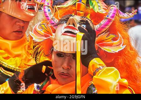 Frau im Kostüm ausziehen ihrer Maske, Karneval von Oruro, Oruro, Bolivien, Südamerika Stockfoto