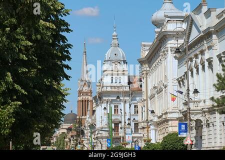 ARAD, RUMÄNIEN - 30. JULI 2015: Kuppeln und Glockenturm der Universität Aurel Vlaicu und Rathaus Palast entlang Revolution Avenue von Arad. Stockfoto