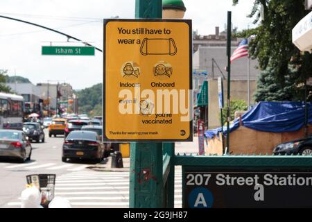 schild an einer U-Bahn-Station in New york, auf dem steht, dass Gesichtsmasken auch für geimpfte Menschen in öffentlichen Verkehrsmitteln erforderlich sind Stockfoto