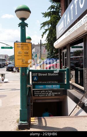 schild an einer U-Bahn-Station in New york, auf dem steht, dass Gesichtsmasken auch für geimpfte Menschen in öffentlichen Verkehrsmitteln erforderlich sind Stockfoto