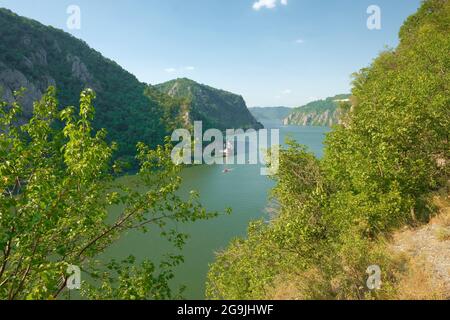 Donau und Mraconia Kloster in Rumänien von serbischer Seite Stockfoto