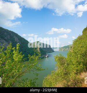 Donau und Mraconia Kloster in Rumänien von der serbischen Küste Stockfoto