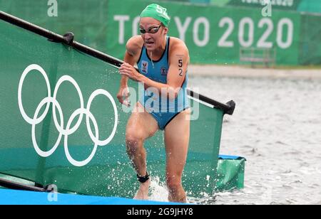 Die belgische Triathletin Valerie Barthelemy, die am fünften Tag des „Tokyo 2020 Oly“ beim Schwimmen des Triathlonwettkampfes für Frauen in Aktion dargestellt wurde Stockfoto