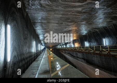 TURDA, RUMÄNIEN - 10. AUGUST 2015: Salina Turda ist ein Salzbergwerk, das zu einer unterirdischen Touristenattraktion wurde Stockfoto