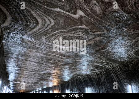 TURDA, RUMÄNIEN - 10. AUGUST 2015: Salina Turda ist ein Salzbergwerk, das zu einer unterirdischen Touristenattraktion wurde Stockfoto