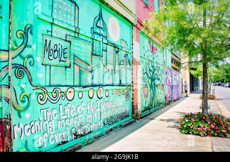Murals Line Dauphin Street, 23. Juli 2021, in Mobile, Alabama. Street Art findet man überall in der Innenstadt. Stockfoto