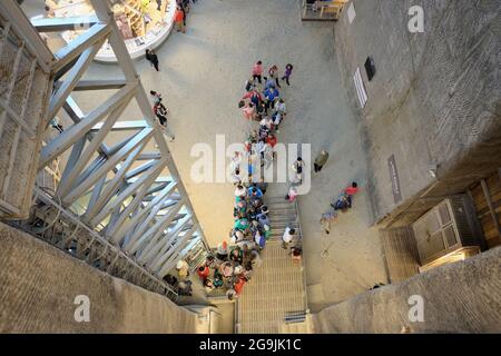 TURDA, RUMÄNIEN - 10. AUGUST 2015: Viele Leute Schlange, um den Aufzug von Salina zu nehmen Turda eine Salzmine wurde zu einer unterirdischen Touristenattraktion Stockfoto