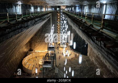 TURDA, RUMÄNIEN - 10. AUGUST 2015: Salina Turda ist ein Salzbergwerk, das zu einer unterirdischen Touristenattraktion wurde Stockfoto