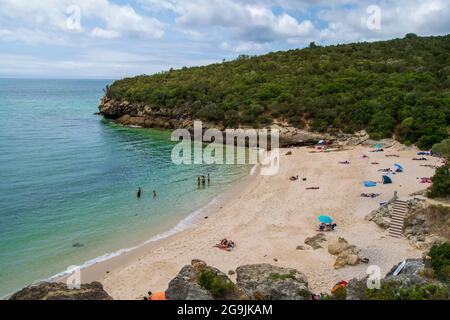 Praia dos Coelhos, Sesimbra, Arrábida, Setúbal. Strandlandschaft in der Nähe der Klippen in Küstenlandschaft, Naturpark Arrábida in Portugal. Beac-Druck Stockfoto