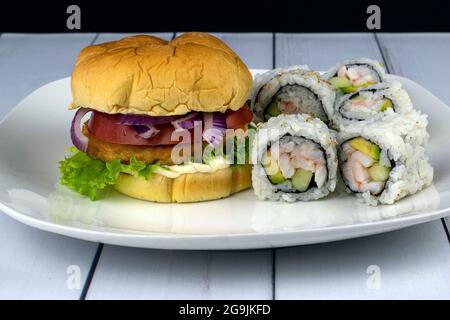 Lachs mit Tomate und Zwiebeln mit Calirornia Shrimp Roll Stockfoto