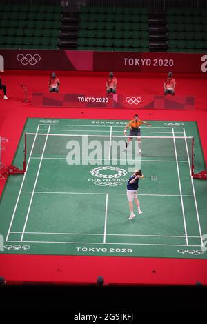 Tokio, Japan. Juli 2021. Badmintonist, Helsinki, Finnland, KALLE KALJONEN, 27, Und der Österreicher L. Wraqber, 30, tritt bei den Olympischen Sommerspielen in Tokio 2020 in den Badminton-Herreneinzeln an. Kaljonen gewann 21-17, 21-13, um weiter zu kommen. (Alle Verwendungen gutschreiben: © Scott Mc Kiernan/ZUMA Press Wire) Stockfoto