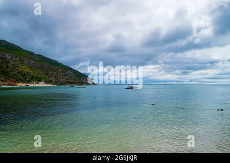 Strandlandschaft, Strand Galapinhos am Setúbal Portugal im Parque da Arrábida. Strand und Berge Klippen Landschaften. Portugiesische Küstenstrände in der Nähe von Lissabon Stockfoto