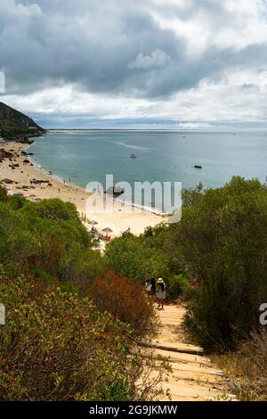 Blick auf den Strand von Galapinhos in Arrábida, Portugal, praia dos Galapinhos. Naturpark Arrábida, Baumwanderungen. Wolkiger Strandhimmel. Stockfoto