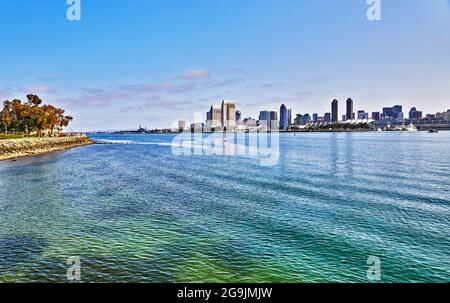 Blick auf die Skyline von San Diego, Kalifornien, aufgenommen von Coronado Island Stockfoto