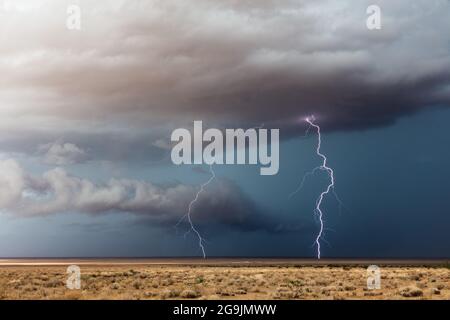 Dramatische Sturmwolken mit Blitzeinschlägen vor einem Gewitter in der Nähe von Dolan Springs, Arizona Stockfoto