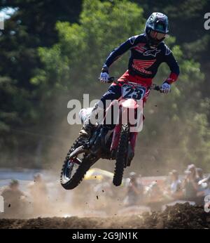 JUL 24 2021 Washougal, WA USA das Team Honda HRC Chase Sexton (23) bekommt Luft in Abschnitt 34 während der Lucas Oil Pro Motocross Washougal 450 Meisterschaft im Washougal MX Park Washougal, WA Thurman James/CSM Stockfoto