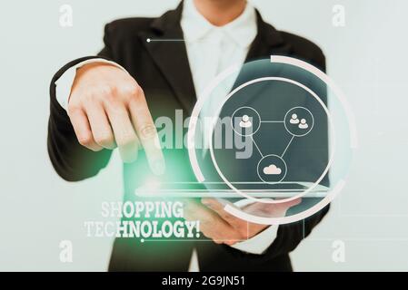 Textunterschrift mit Darstellung der Einkaufstechnologie. Business Showcase Innovationen im Handel und Prozessautomatisierung vorantreiben Lady in Suit zeigt auf Tablet Stockfoto