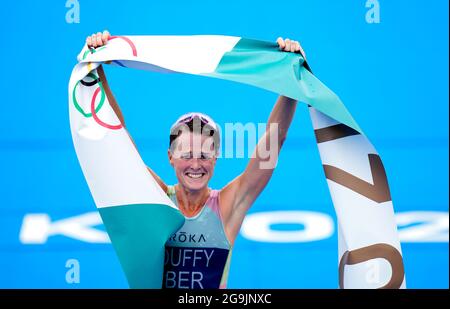 Flora Duffy von Bermuda feiert am vierten Tag der Olympischen Spiele in Tokio 2020 in Japan den Sieg beim Women's Triathlon im Odaiba Marine Park. Bilddatum: Dienstag, 27. Juli 2021. Stockfoto