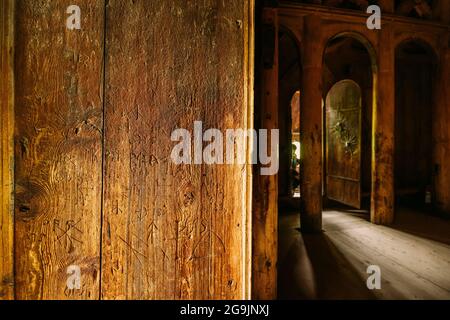 Borgund, Norwegen. Geschnitzte Details Des Berühmten Norwegischen Holzdenkmal Stavkirke. Alte Alte Hölzerne Dreischiffige Stabkirche. Nahansicht, Türdetails Stockfoto