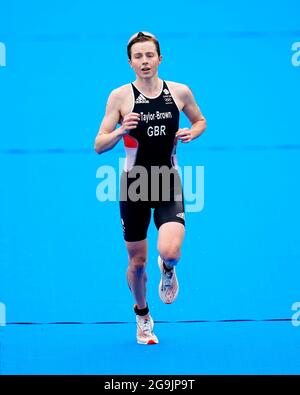 Die britische Georgia Taylor-Brown auf dem Weg ins Ziel, um am vierten Tag der Olympischen Spiele in Tokio 2020 in Japan beim Women's Triathlon im Odaiba Marine Park den zweiten Platz zu erreichen. Bilddatum: Dienstag, 27. Juli 2021. Stockfoto