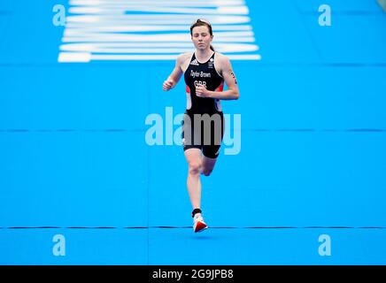 Die britische Georgia Taylor-Brown auf dem Weg ins Ziel, um am vierten Tag der Olympischen Spiele in Tokio 2020 in Japan beim Women's Triathlon im Odaiba Marine Park den zweiten Platz zu erreichen. Bilddatum: Dienstag, 27. Juli 2021. Stockfoto