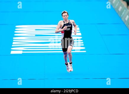 Die britische Georgia Taylor-Brown auf dem Weg ins Ziel, um am vierten Tag der Olympischen Spiele in Tokio 2020 in Japan beim Women's Triathlon im Odaiba Marine Park den zweiten Platz zu erreichen. Bilddatum: Dienstag, 27. Juli 2021. Stockfoto