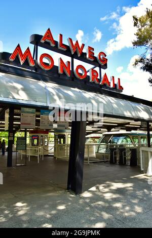 Seattle's ikonische Alweg Monorail von Westlake zum Seattle Center, gebaut für die Weltausstellung 1962, die Century 21 Exposition