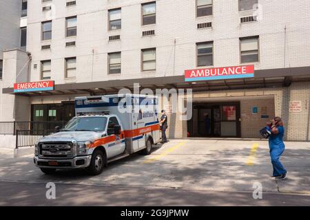 Noteingang zum Long Island Jewish Forest Hills Hospital in der 66. Avenue in Forest Hills Queens, New York, mit geparktem Krankenwagen Stockfoto