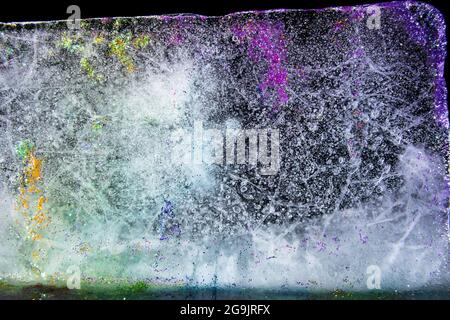 Gefärbtes Eis mit Glitzer, schmelzend. Glitzer und Farben! Transparent und zart. Schöne grafische Ressource. Stockfoto
