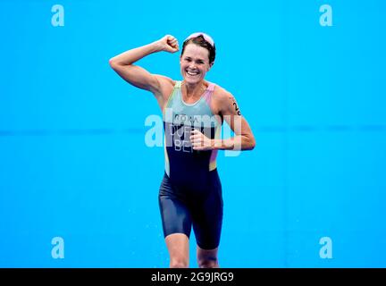 Flora Duffy von Bermuda feiert am vierten Tag der Olympischen Spiele in Tokio 2020 in Japan den Sieg beim Women's Triathlon im Odaiba Marine Park. Bilddatum: Dienstag, 27. Juli 2021. Stockfoto