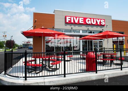 Ein Fast-Food-Restaurant mit fünf Jungs in Amsterdam, NY, USA, spezialisiert auf Hamburger, Hot Dogs und Pommes Frites Stockfoto