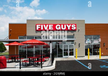 Ein Fast-Food-Restaurant mit fünf Jungs in Amsterdam, NY, USA, spezialisiert auf Hamburger, Hot Dogs und Pommes Frites Stockfoto