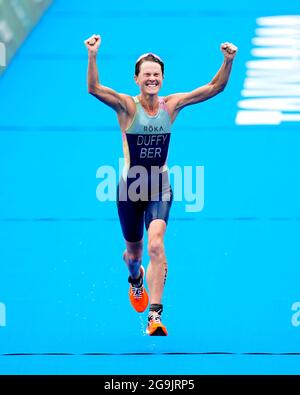 Flora Duffy von Bermuda feiert am vierten Tag der Olympischen Spiele in Tokio 2020 in Japan den Sieg beim Women's Triathlon im Odaiba Marine Park. Bilddatum: Dienstag, 27. Juli 2021. Stockfoto