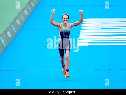 Flora Duffy von Bermuda feiert am vierten Tag der Olympischen Spiele in Tokio 2020 in Japan den Sieg beim Women's Triathlon im Odaiba Marine Park. Bilddatum: Dienstag, 27. Juli 2021. Stockfoto