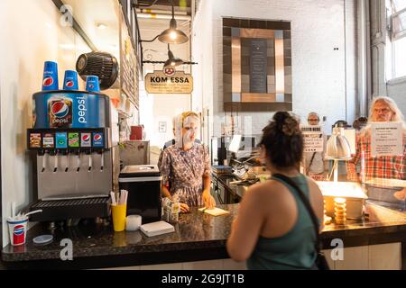 Lancaster City, Pennsylvania, USA - 22. Juli 2021: Junge amish-Frau verkauft Produkte auf dem Central Market in der Innenstadt von Lancaster Stockfoto