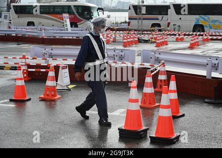 Tokio, Japan. Juli 2021. Ein Mann trägt eine Plastiktüte über seinem Kopf als Regenschutz im Regen. Quelle: Swen Pförtner/dpa/Alamy Live News Stockfoto