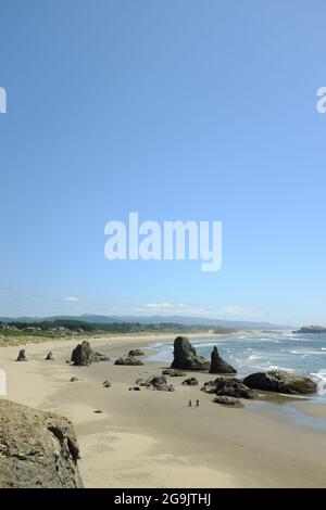 Menschen, die den Strand genießen, vom Aussichtspunkt des Face Rock State Scenic in Bandon, Oregon aus gesehen. Stockfoto